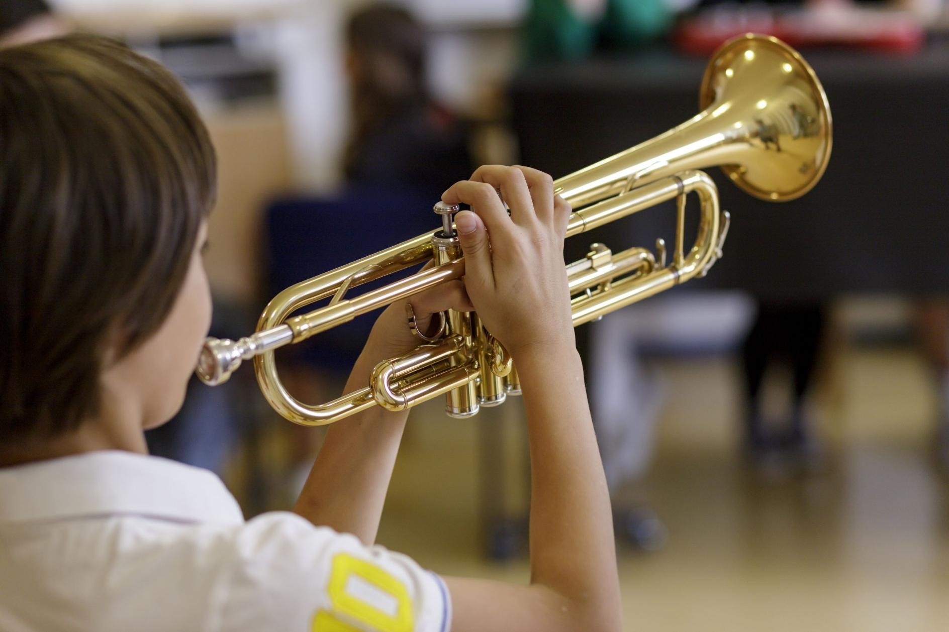 Ein Musikschüler hält eine Trompete