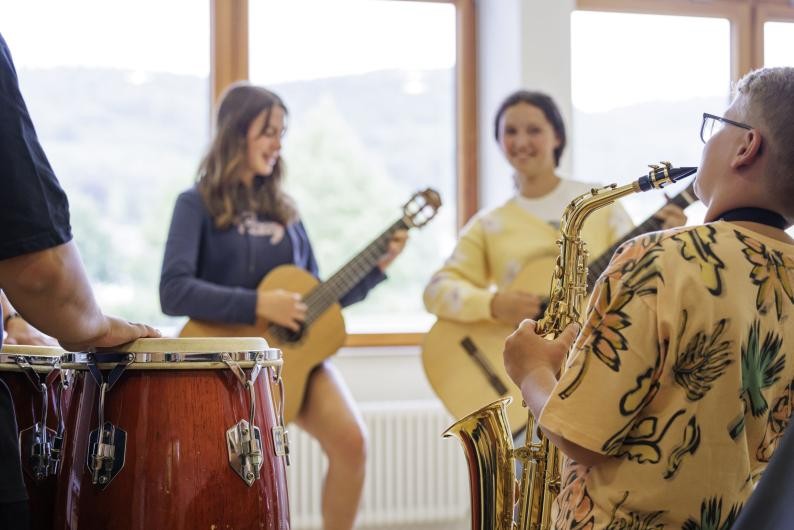 Gruppenmusizieren Mehrere Schüler beim Gruppenmusizieren in der Musikschule