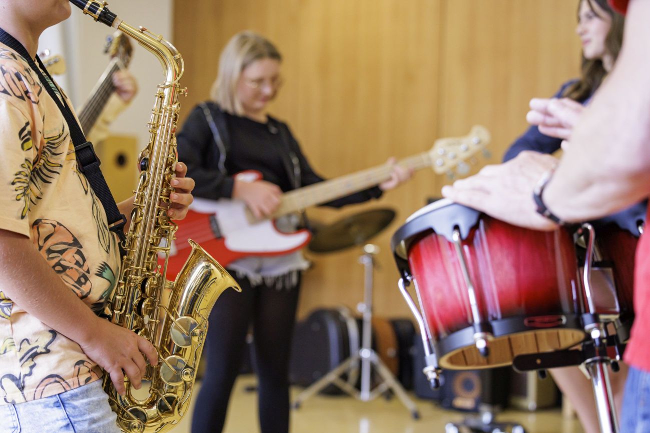 Ensemble-Unterricht mit Saxophon, E-Gitarre und Trommeln