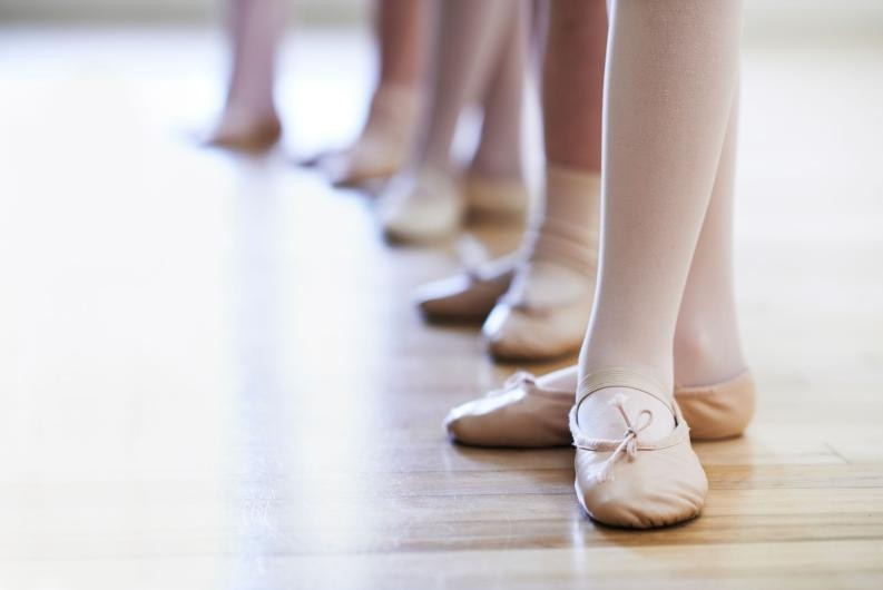 Ballettunterricht Die Beine mehrerer Ballettschülerinnen