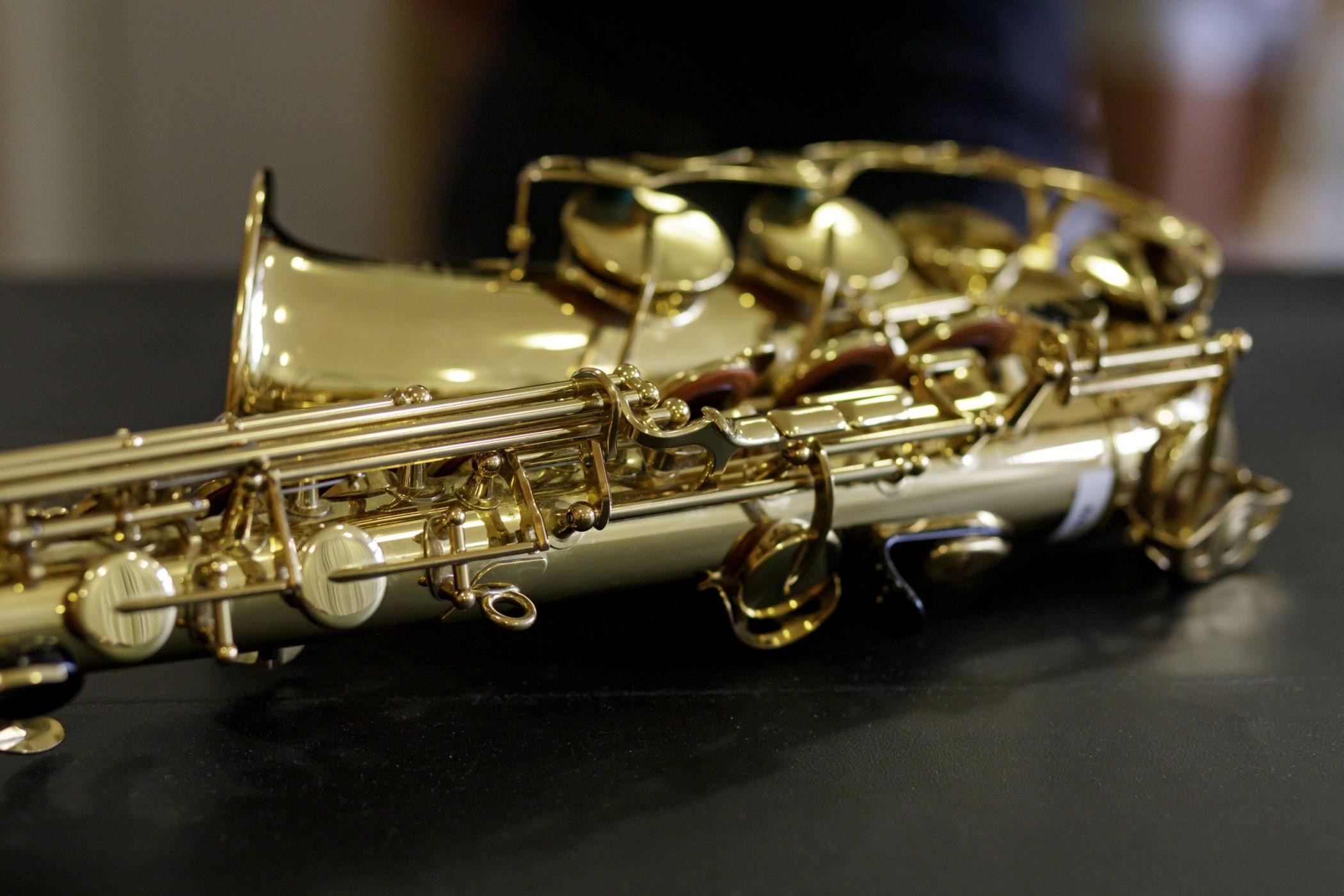 Eine Nahaufnahme eines Saxophons auf einem Tisch