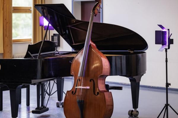 Ein Piano und ein Kontrabass im Konzertsaal der Musikschule am Ipf